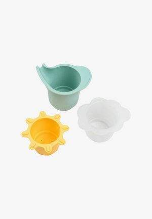 Kolme värvilist silikoonist tassi: üks sinine käpa, üks kollane päikeselehtedega ja üks valge pilvekujuliste servadega.