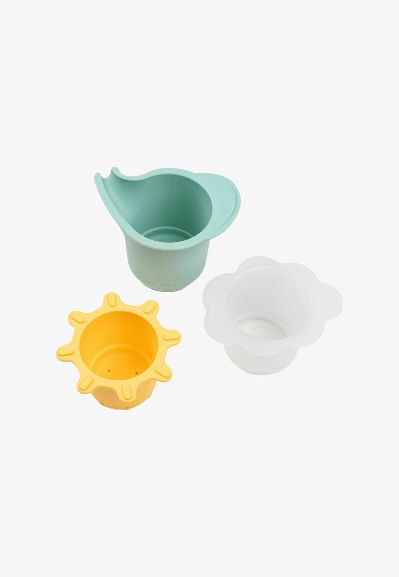 Drie kleurrijke siliconen bekers: een blauwe met een tuit, een gele met zonachtige randen, en een witte met wolkvormige randen.