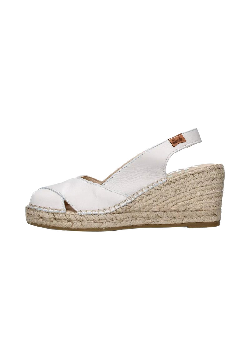 Sandali wedge bianchi in pelle con tacco in juta intrecciata, design open toe e cinturino slingback, caratterizzati da un piccolo accento in pelle con logo.