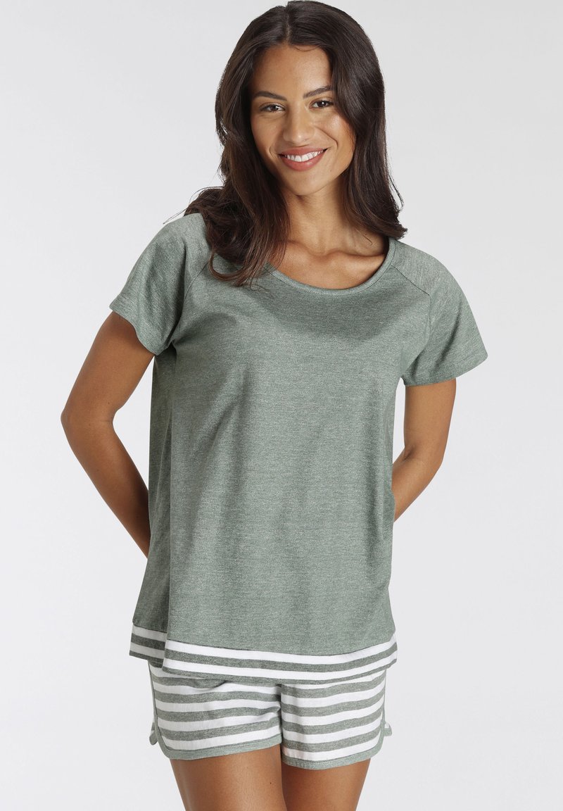 Grünes kurzärmliges Oberteil mit rundem Ausschnitt, kombiniert mit gestreiften Shorts in Grau und Weiß, die eine bequeme, lockere Passform und eine weiche Textur bieten.