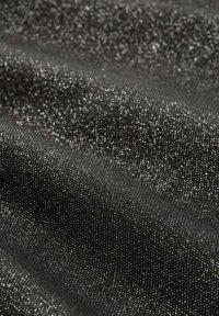 Czarna tkanina o teksturowanym wzorze, zawierająca drobne metaliczne włókna, które odbijają światło, tworząc migoczący efekt na powierzchni.