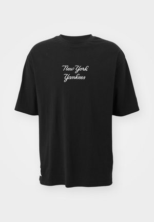 Juodas medvilninis marškinėlis su laisvu pjūviu, priekyje yra baltais kreivais žodžiais užrašas "New York Yankees". Be jokių papildomų raštų.