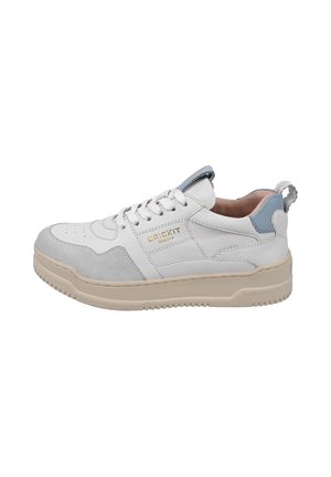 Hvid lædersneaker med beige sål, lysegrå ruskindstæt, blå hælpatch, snørebånd og gyldent "CRICKIT"-mærke på siden.