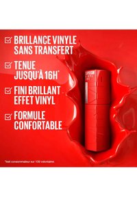 Tube à lèvres cylindrique rouge avec une surface texturée, étiqueté "Superstay Vinyl Ink", entouré d'un fond liquide rouge brillant.