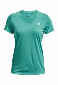 Turkusowa koszulka sportowa wykonana z gładkiego, lekkiego materiału. Posiada dekolt w serek, krótkie rękawy oraz małe białe logo na piersi.