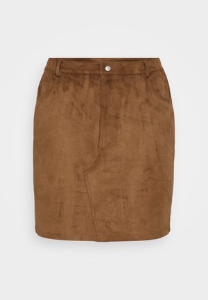 Brun suede mini skjørt med front knappelukking, to side lommer og synlige sømmer. Glatt tekstur og rett skjæring.