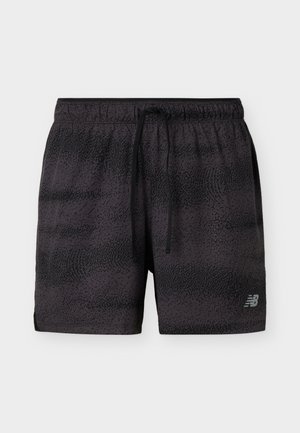 Shorts de sport noirs avec un motif texturé subtil, taille élastique, cordon de serrage et logo New Balance sur la partie inférieure de la jambe droite.