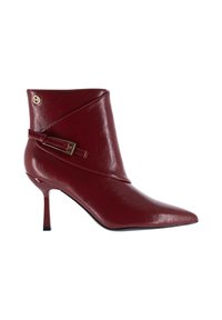 Stivaletto alla caviglia in pelle bordeaux con punta a punta, dettaglio di fascia diagonale, accentuato da fibbia dorata e tacco a spillo di 10 cm. Trama liscia.