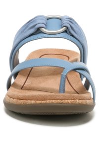 Lichtblauwe sandalen met een geknoopte band en zilveren ringdetail. Zachte suede textuur en een kurken voetbed met bruine omlijningen. Rubberen zool voor grip.