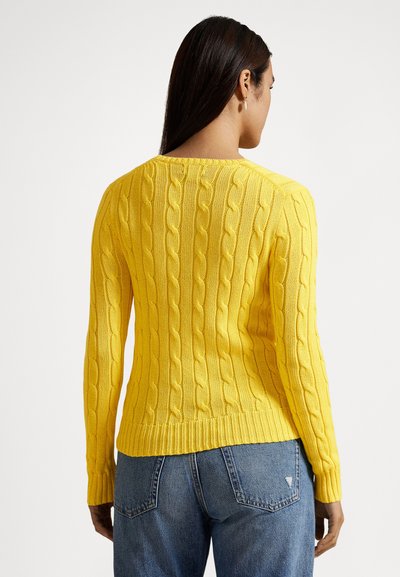 Ryškios geltonos spalvos megztinis su kabeliniu raštu, prigludusiu ribuotu apačios kraštu ir ilgomis rankovėmis, kuriame išryškinti tekstūriniai akcentai nugaroje ir šonuose.