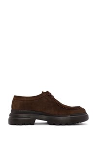 Scarpa in suede marrone con punta arrotondata, lacci sottili e suola in gomma nera spessa e texturizzata. Presenta dettagli di cucitura lungo i bordi.
