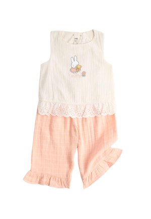 Ærmeløs hvid top med bølget kant og Miffy, der holder en bamse, kombineret med ferskenfarvede shorts med flæser til småbørn.