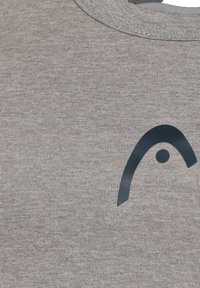 Maglietta grigia con scollatura rotonda, caratterizzata da un design del logo blu scuro sulla parte frontale. Il tessuto ha un aspetto liscio e leggermente strutturato.