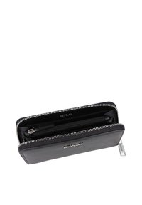 Portafoglio in pelle nera con chiusura a zip, hardware in argento e logo sul davanti. L'interno include scomparti con zip e per carte.