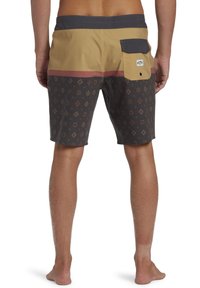 Costumi da bagno da uomo in tessuto giallo, grigio e con motivo nero. Caratterizzati da una tasca posteriore con patta e un'etichetta con il logo del marchio ben visibile.