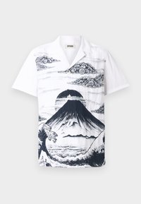 Kortermet hvit skjorte med et svart Mount Fuji-illustrasjon med skyer og bølger. Laget av lett stoff med en avslappet passform.