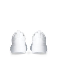 Sneakers bianchi con tomaia in materiale sintetico liscio, suola in gomma e collo imbottito. Presenta un'etichetta sul tallone per facilitare l'indossamento. Design semplice.