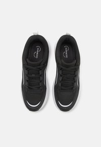 Schwarze Sportsneaker aus Mesh-Material, mit runder Zehenpartie, weißen Akzenten und Schnürsenkeln. Gepolsterte Einlegesohlen und eine leicht strukturierte Oberfläche.