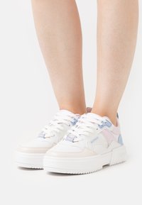 Buffalo RSE V2 - Sapatilhas - light blue/pink