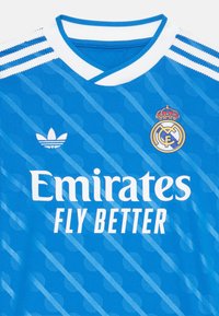 Blå sportsdrakt med hvite detaljer. Har V-hals, tre hvite striper, "Emirates FLY BETTER"-logo og brodert klubbemblem.