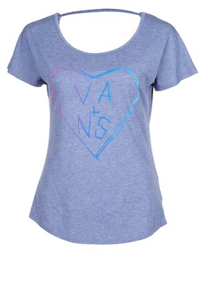 Camiseta azul de mujer de manga corta con un amplio escote redondo y un gráfico de corazón que muestra las letras V, A, N y S en colores pastel.