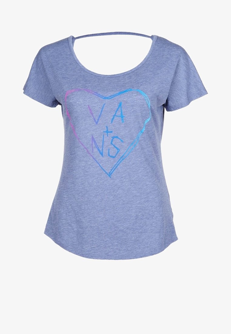 T-shirt bleu pour femmes à manches courtes, avec un large col rond et un motif en cœur montrant les lettres V, A, N et S en couleurs pastel.