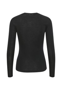 Crni majica dugih rukava izrađena od lagane tkanine. Ima okrugli izrez i uski kroj. Minimalistički dizajn bez vidljivih uzoraka.
