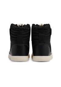 Czarne wysokie trampki z teksturowaną skórzaną powłoką i miękkim podszyciem, z kontrastującą beżową gumową podeszwą i uchwytem z tyłu.
