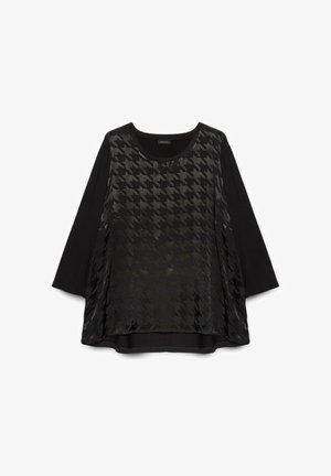 Blusa negra de manga larga con cuello redondo y un patrón de houndstooth brillante y texturizado en el panel frontal.