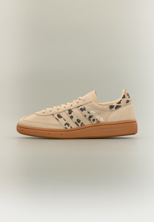 Pantofi sport Adidas Spezial bej cu dungi și călcâi cu imprimeu de leopard, talpă de cauciuc maro și logo alb pe lateral.
