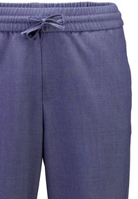 Fioletowe spodnie dresowe z elastycznym pasem, wyposażone w sznurek do wiązania oraz gładką, teksturowaną tkaninę.
