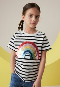 Next RAINBOW STRIPE REGULAR FIT - Trükipildiga T-särk - black white