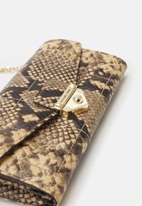 Python-print pung lavet af tekstureret faux læder i beige og brun, med en guldfarvet hardwarelås og kædestrop.