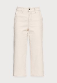 Jeans de color crema de tiro alto con corte recto, cierre de botón negro, presillas para cinturón y bolsillos laterales, mostrados de forma plana sobre un fondo blanco.