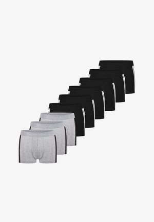 Zes paar grijze en zeven paar zwarte boxershorts voor heren met zwarte en witte zijstrepen, diagonaal gerangschikt.