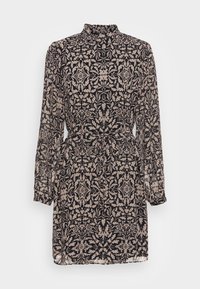 Svart blommig klänning med långa ärmar, hög nacke, dräktig midja och en sv ävande silhuett. Har ett krämfärgat botaniskt mönster genom hela klänningen.