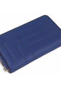 Portefeuille en cuir bleu avec des lignes horizontales embossées, fermeture zippée et accents en métal argenté. Texture lisse et design minimaliste.