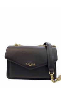 Borsa a tracolla in pelle nera con pattina sovrapposta, hardware dorato e tracolla a catena rimovibile. Presenta il marchio stampato in rilievo sul fronte.