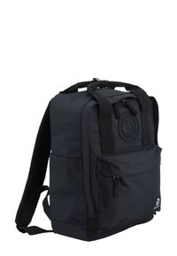 Zainetto nero in nylon con spallacci imbottiti, tasca frontale con zip e un logo circolare sul retro. Forma rettangolare con una texture liscia.