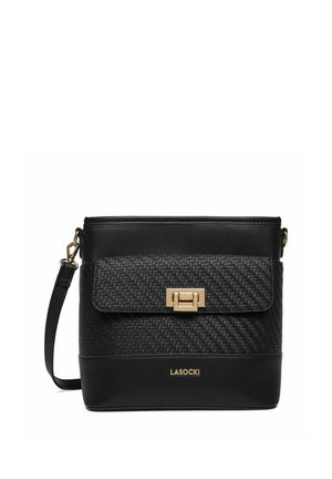 Borsa a tracolla in pelle nera con tasca frontale a trama intrecciata, chiusura a torsione color oro e tracolla regolabile, con il marchio "Lasocki" al centro in basso.