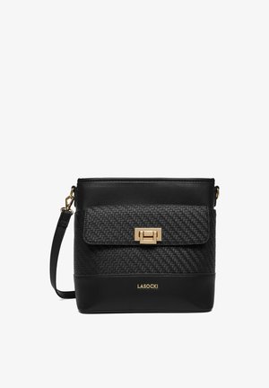 Bolso bandolera negro de cuero con bolsillo frontal de textura tejida, cierre de giro en tono dorado y correa ajustable, con la marca "Lasocki" en la parte inferior central.