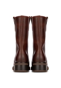 Botas de cuero marrón hasta la rodilla, con textura suave, puntera redonda y tacón rectangular. Incluyen bucles para facilitar el uso.