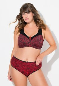 Rode kantpatroon beha en bijpassende hoge taille slip, met zwarte accenten en een klein strikje in het midden. Gladde textuur en ondersteunend ontwerp.