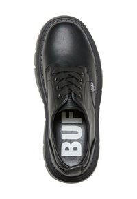 Černé kožené šněrovací boty s masivní podrážkou, sembosovaným nápisem "BUFFALO" na stélce a malou postranní štítkou s logem blízko šněrování.