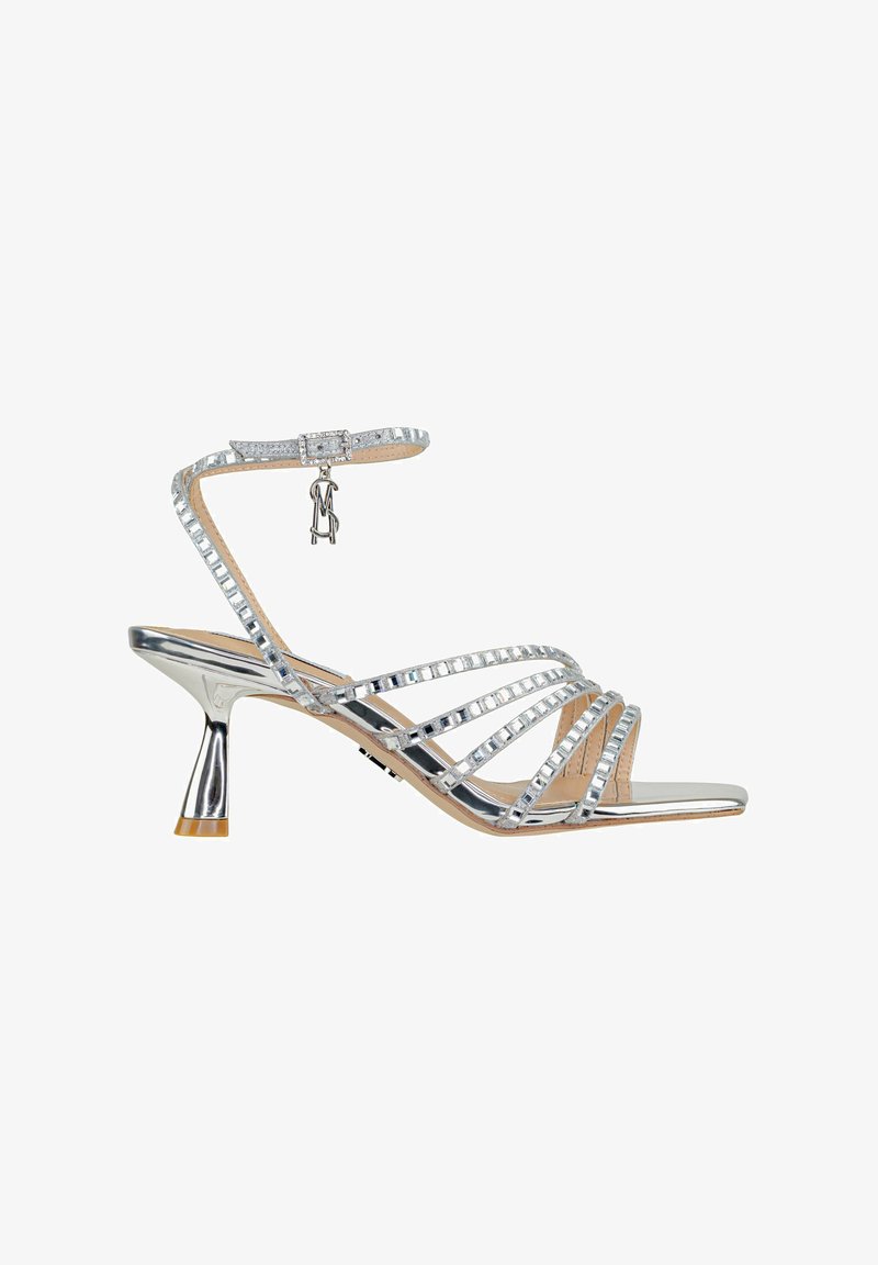 Sandali alti con tacco argentati con dettagli in strass, accenti metallici, tacco di altezza media e cinturino alla caviglia regolabile.