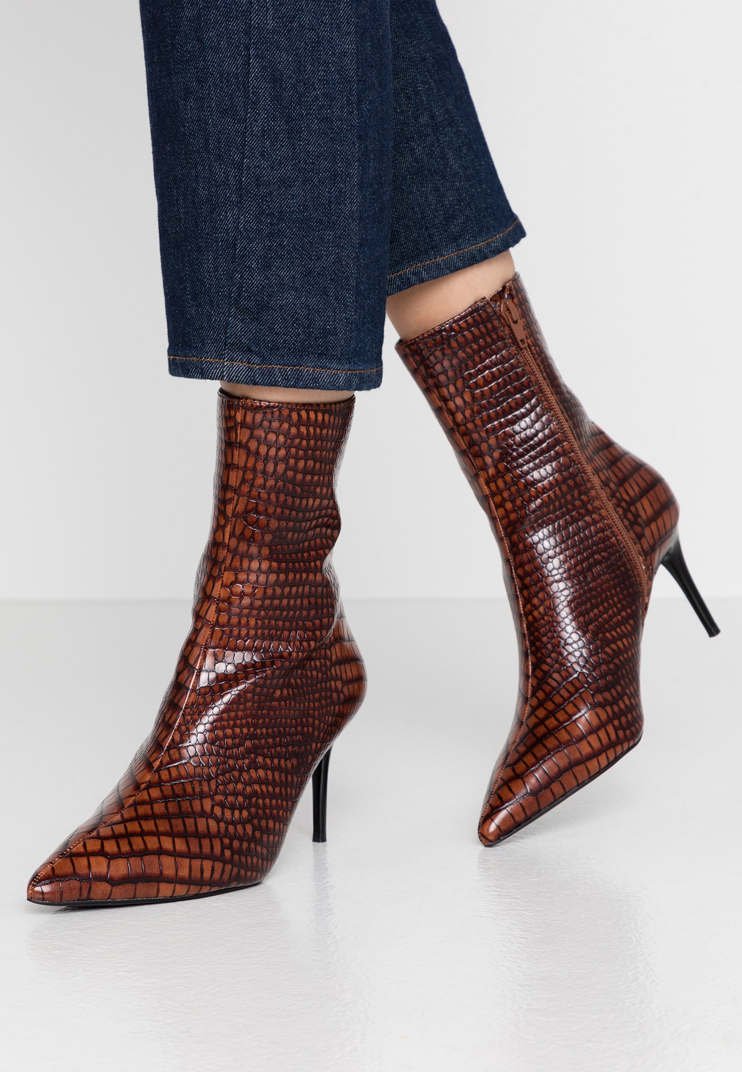 Brune NA KD Salg | Rabatt på klær og sko på nett | Online på Kjøp NA KD Strappy Pointy Sandals Snake sko Online | FOOTWAY.no
