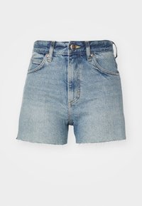 Szorty dżinsowe o wysokim stanie w jasnoniebieskim kolorze, z postrzępionymi brzegami, pięcioma kieszeniami oraz zapięciem na guzik i suwak. Klasyczny design.