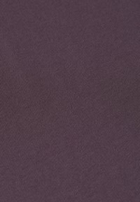 Close-up van paarse stof met fijne diagonale ribbeltextuur.