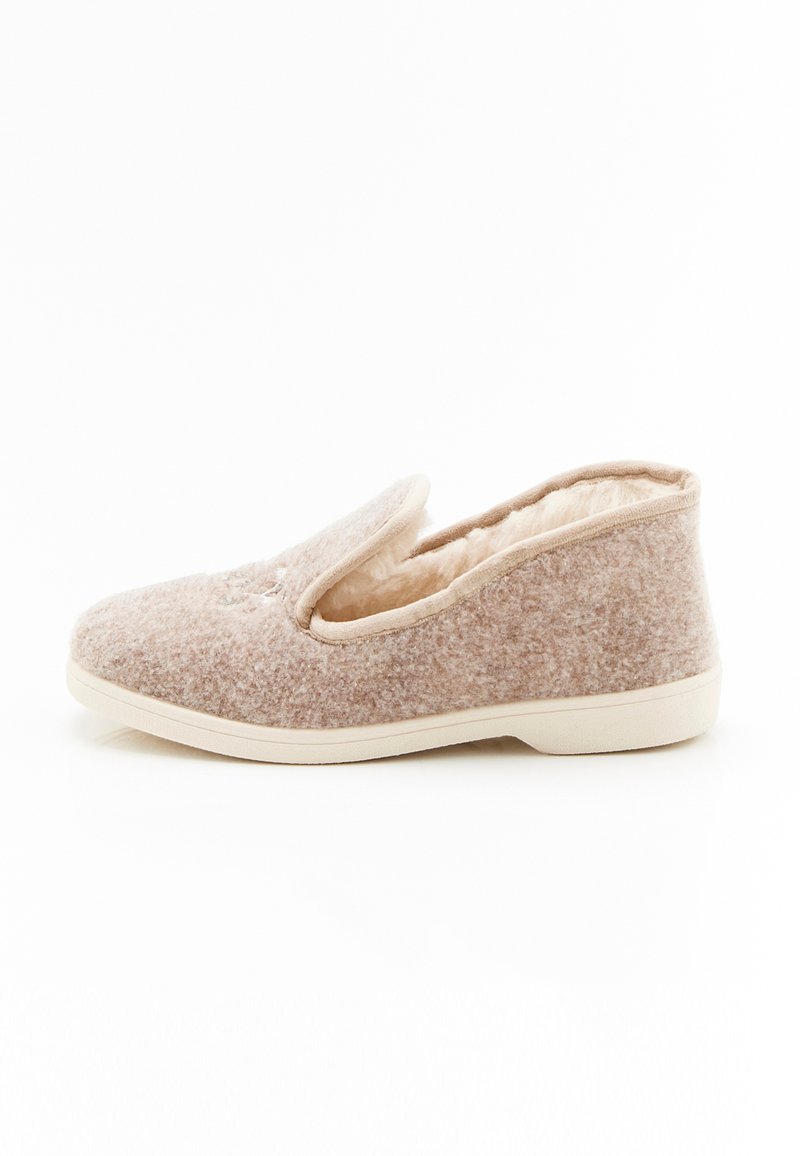 Beige vilten slipper met een zachte textielen bovenkant, instapontwerp, ronde neus en een gevoerde binnenkant. Minimalistische witte rubberen zool.