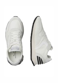 Weiße Sportschuhe mit einem Obermaterial aus Wildleder und Mesh, schwarzem Gummiprofil, flachen Schnürsenkeln und Branding auf der Zunge. Kurviges Design mit seitlichen Ausschnitten.